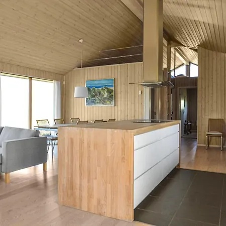 Vakantiehuis Five-bedroom In *